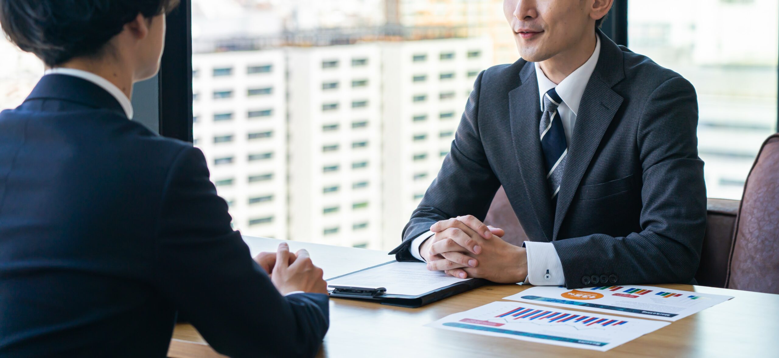 会議、打合せをする若いビジネスマン